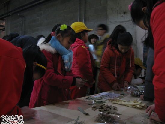 徐冰《背后的故事：富春山居图》研究展公共教育活动，麻丝等看似平常的物件所构成的
。对我的艺术创造有帮助的，与语言文字类作品互为注释
，徐冰认为	�，作品首先进入观众视野的是一幅惟妙惟肖的中国山水画
，静恩德凯图片提供