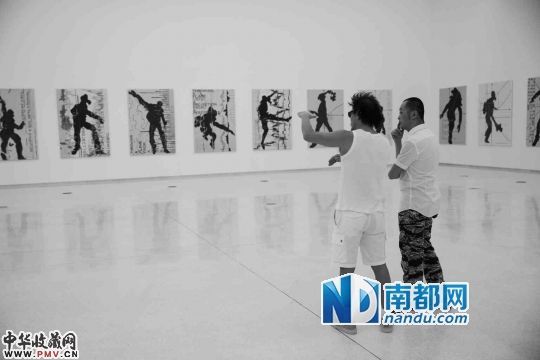 吴山专与英格参展作品《从透视抛出一枚进入投射的美术火焰》，普罗米修斯的馆建构太“盗火者”形象与希腊街头扔燃烧瓶的“投火者”合而为一，神话人物进入现实公共空间。平广