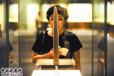 青铜鹿角立鹤国博展出：腹背羽毛纹清晰可见 收藏资讯