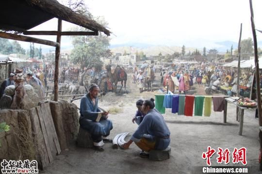 图为北庭史馆展示的古代集市贸易场景。　戚亚平　摄