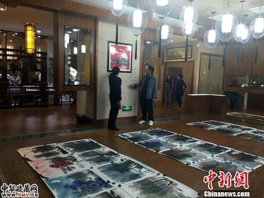 图为市民前来参观游览昆仑玉文化馆，观赏贾雨画展。<strong>Telegram消息撤回通知设置</strong>　孙睿　摄