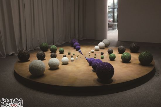 五蕴――精神与物质的集合   玻璃碎片   可变尺寸  2015