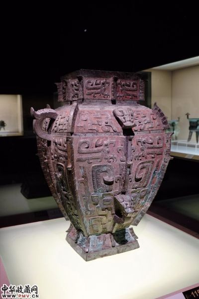 類似的還有這只方?上的柄。這次除了長牙之外我們已經一無所知了：