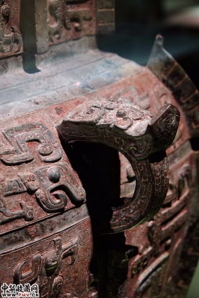 類似的還有這只方?上的柄。這次除了長牙之外我們已經一無所知了：