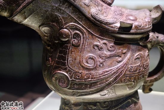 胸部还有一只大鸟和一只小鸟