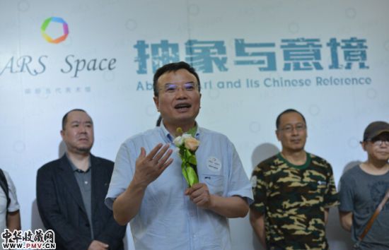 策展人彭锋在展览开幕现场发言