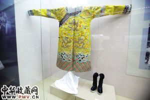 溥仪3岁登基时所穿龙袍展出 长1米有余(图) 收藏资讯