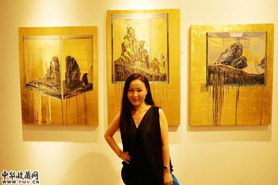 知名媒体人水果在艺术家田园作品前