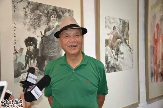 艺术家尼玛泽仁接受媒体采访