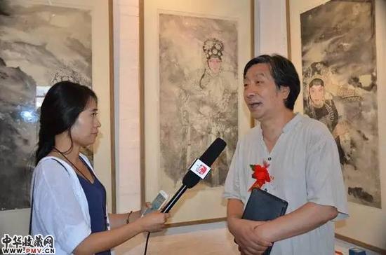 艺术家王志纯接受媒体采访