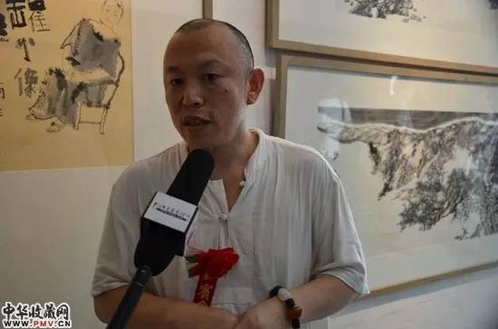 艺术家隋牟接受媒体采访