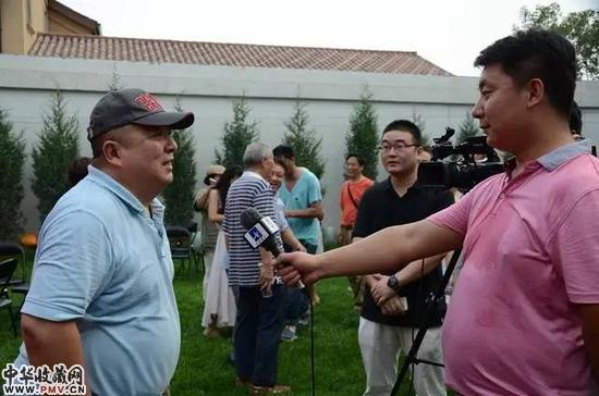 艺术家董浩接受媒体采访