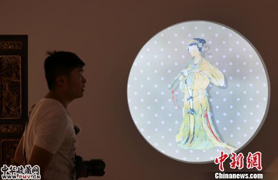 “温·婉——中国古代女性文物大展”正在南京博物院布展。出含藏资 泱波 摄