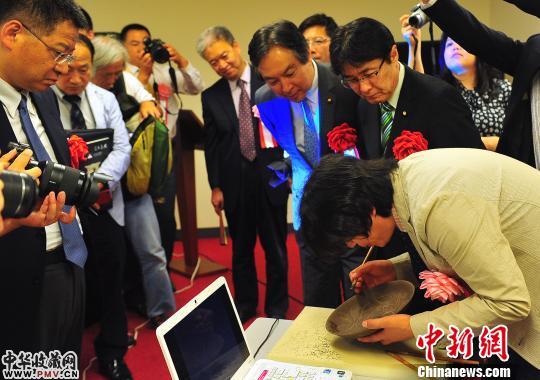 圖為工藝師現場演示定窯刻制技法。名窯<strong>WhatsApp%E3%80%90+86%2015855158769%E3%80%91hand%20painted%20japan%20mini%20tea%20set</strong>　王健　摄