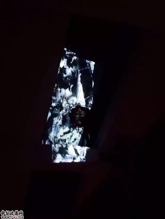 投射在展厅顶部天窗的影像作品