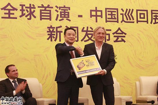 梵高博物馆董事会顾问威廉·梵高向玮俊文化投资有限公司主席林清渠颁发荣誉证书