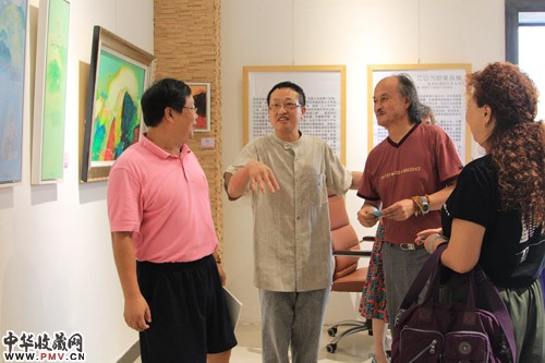 艺术家刘世健（左二）与朋友交流