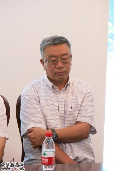 中央美术学院教授、约资讯中国壁画学会主席戴士和