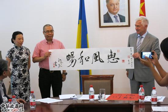 11.新闻发布会现场