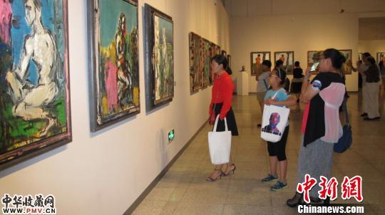 人們正在認真地觀看德國新表現主義大師呂佩爾茨的師呂<strong>%E3%80%90WhatsApp%20+86%2015855158769%E3%80%91portable%20am%20fm%20radio%20for%20sale%20near%20me</strong>画作。　高红超　摄