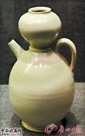 白釉葫芦形短流执壶。文物（五代）