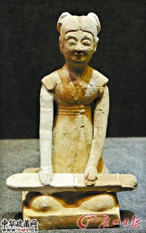 弹琴俑。藏资（唐代）