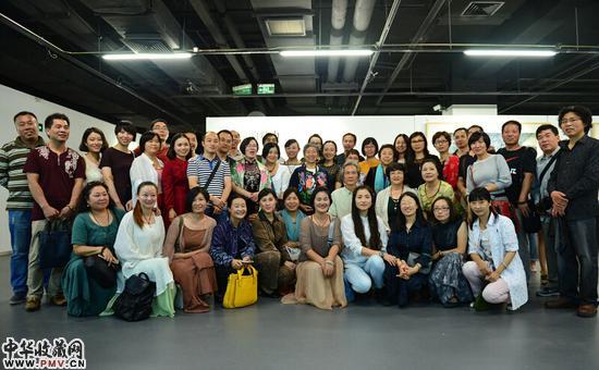 开幕式嘉宾与艺术家合影