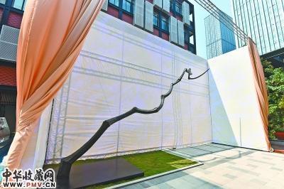 曾梵志雕塑《踏雪寻梅》亮相 长达八米重约两吨 收藏资讯