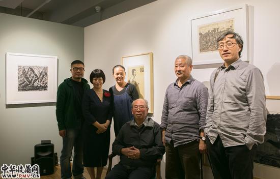 策展人康剑飞、董慧萍与参展艺术家伍必端、张桂林、李晓林合影