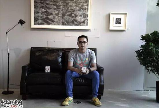 　　文奇人庞辛森，也是这次展览的策展人，通过带领大家一起去解读这次骨子里的高雅版画邀请展的布展方式，来剖析这次展览的理念。