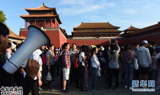 9月19日，帝家底民队工作人员在故宫午门外对等待参观“石渠宝笈特展”的众排观众进行疏导。 新华社记者金良快摄