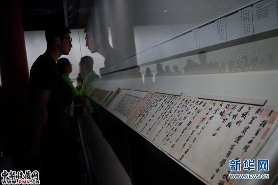 人们参观宋代米芾的北京《三札卷》。 新华社记者金良快摄