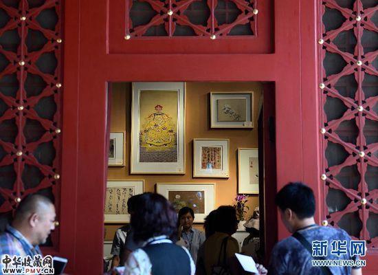 人们选购“石渠宝笈特展”文创产品。晒皇时参 新华社记者金良快摄