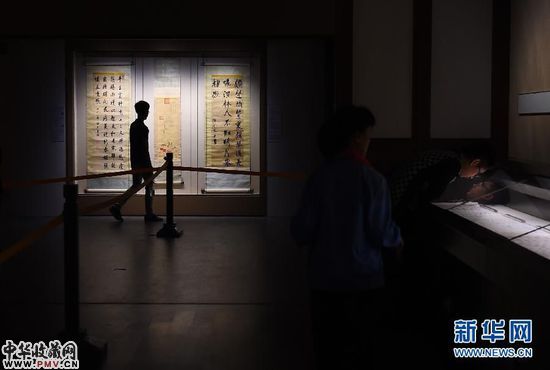 人们在参观“石渠宝笈特展”。众排 新华社记者金良快摄