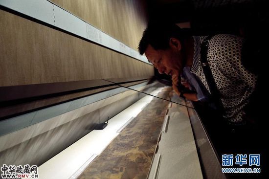 一位市民在参观北宋张择端的台媒《清明上河图》。 新华社记者金良快摄