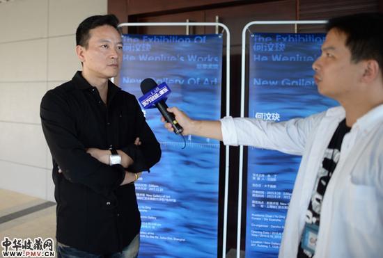 f艺术家何汶玦（左）接受媒体采访