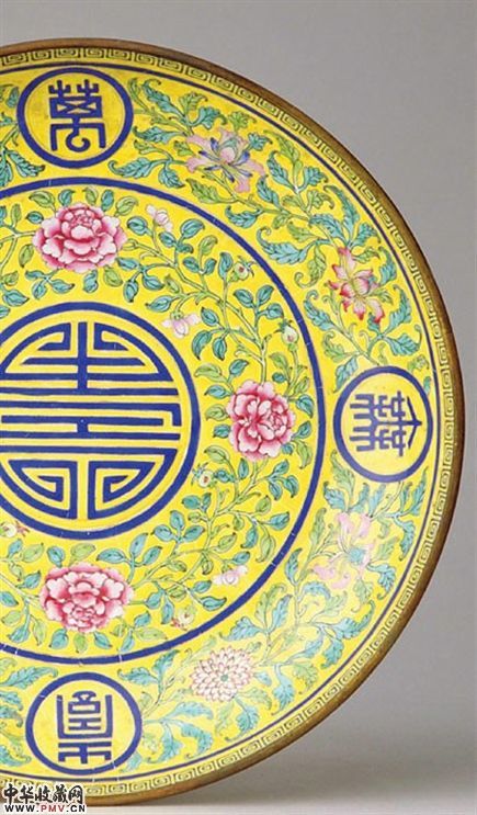 画珐琅“万寿无疆”盘乃宫廷御用之器。康熙