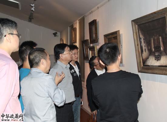 中国互联网发展基金会秘书长秦昌桂参观展览