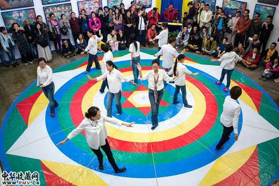 现场行为：金刚舞