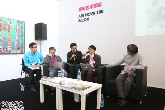 　　青年艺术学院讲座：亚洲青年艺术的“此时·此地”（左起青年艺术100高级策展人韩宇钟、韩国亚洲文化中心策划部部长丁俊模、艺术北京艺术总监金岛隆弘、）