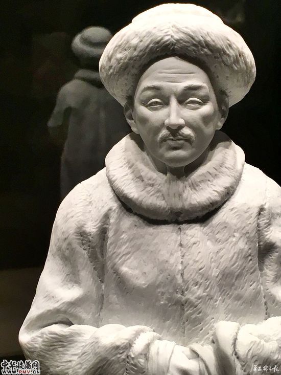 乾隆瓷器塑像现身成都 被指表情温和有点萌 收藏资讯
