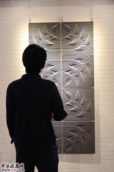 无垠之际——比利时著名艺术家斯吕思作品展 观众参观展览