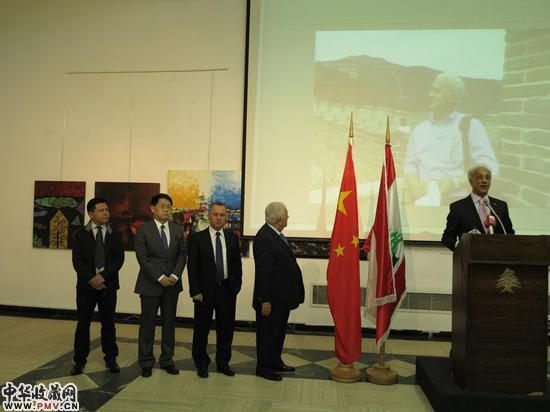 黎巴嫩艺术家尼扎尔在画展开幕式上代表赴中国的黎巴嫩艺术家发言