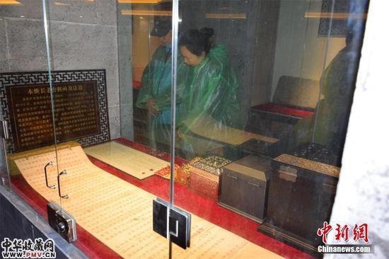 图为佛门泰斗本焕长老舍利函及法器展出。尘封<strong>WhatsApp%E3%80%90+86%2015855158769%E3%80%91eva%20zeisel%20tea%20set</strong>