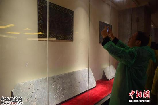 图为明万历年间的地宫“楚山望刹”御匾。