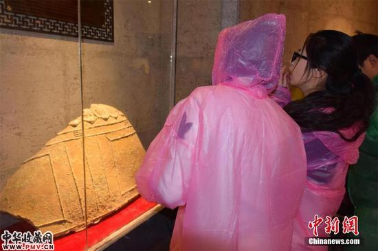 图为宋代大铜钟残片。佛教