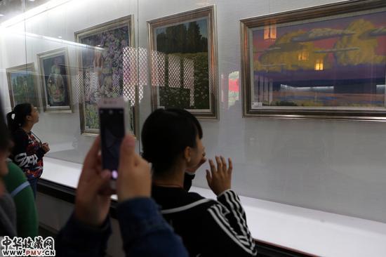展览受到了当地观众的阳光热烈欢迎