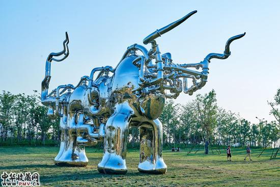 陈文令《万物皆牛》雕塑