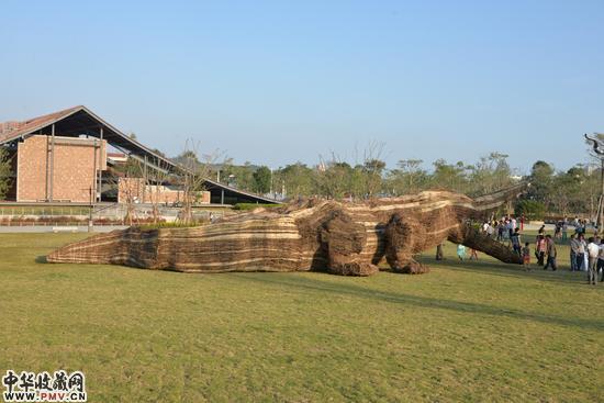 吴达新《巨鳄》雕塑