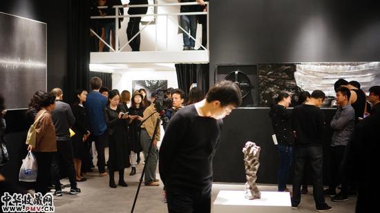 “黑度—奥尔弗斯的凝视”展览现场